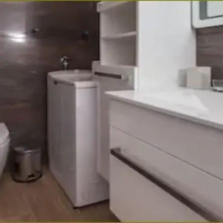 Dub - Comfort One-bedroom With Shared Terrace No 1 *