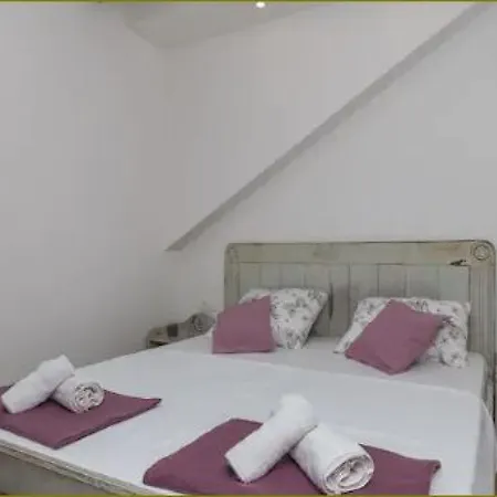 Dub - Comfort One-bedroom With Shared Terrace No 1 *